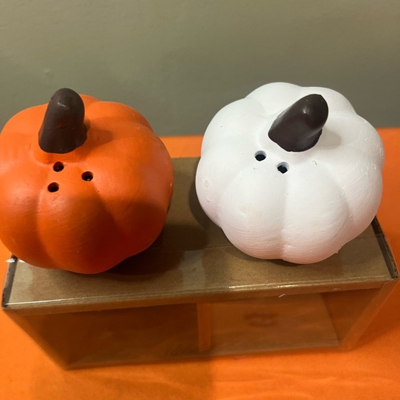 Pumpkin Salt and Pepper Shakers - Picture 1 of 9